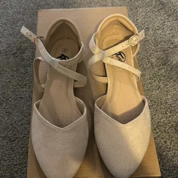 Women’s Shoe - Picture 2 of 4